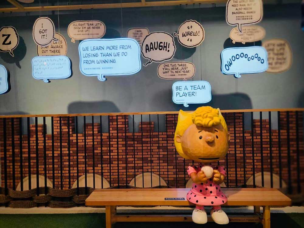 桃園龍潭名人堂花園大飯店-探索台灣的美,打造旅遊新記憶的景點|女鵝JuJu|北投之家分享寶寶喜悅|北投之家 在史努比家族旁邊,還有一群熱情的啦啦隊。在桃園龍潭名人堂花園大飯店,你可以看到許多充滿活力和創意的裝飾。