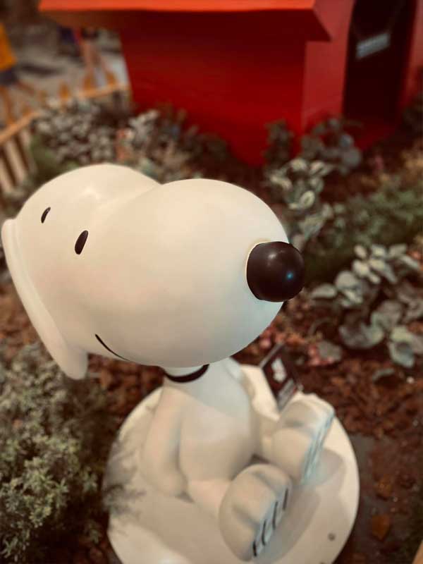 桃園龍潭名人堂花園大飯店-探索台灣的美,打造旅遊新記憶的景點|女鵝JuJu|北投之家分享寶寶喜悅|北投之家 曬日光浴的史努比,是桃園龍潭名人堂花園大飯店的一個寧靜角落。這裡,我們可以欣賞到史努比的日常生活,並感受到其悠閒的生活節奏。