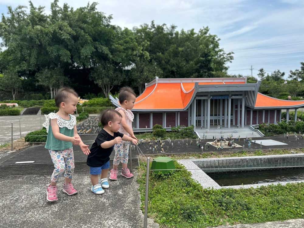 台灣桃園小人國主題樂園｜評價心得體驗

北投之家桃園龍潭台灣小人國主題樂園的評價和心得體驗。從三寶媽的分享中，我們可以看出來，這裡真的是一個適合親子同樂、充滿學習樂趣的地方。無論是設施、表演還是餐飲，都讓人印象深刻。

總結，台灣小人國主題樂園不僅是一個充滿樂趣的遊樂園，也是一個讓孩子們可以學習和成長的好地方。再者，擁有如此多元化的活動和設施，絕對是暑假期間親子出遊的首選之地。