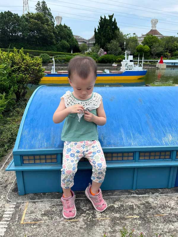 台灣桃園小人國主題樂園｜暑假期間只要199起，而且雙寶還不用門票01

雙寶妞正在小人國的小房子上玩耍，後面還有一艘船，這也是桃園龍潭台灣小人國主題樂園的特色之一。孩子們在這裡可以體驗到不一樣的樂趣，同時也能學習到許多知識。