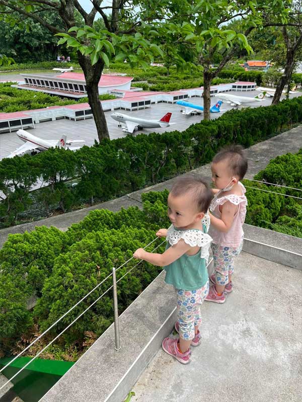 台灣桃園小人國主題樂園｜暑假期間只要199起，而且雙寶還不用門票03
雙寶妞看著小人國的機場停機坪。這是桃園龍潭台灣小人國主題樂園中的一個特色設施，孩子們在這裡可以近距離觀看各種飛機模型，增加他們對於航空知識的興趣。