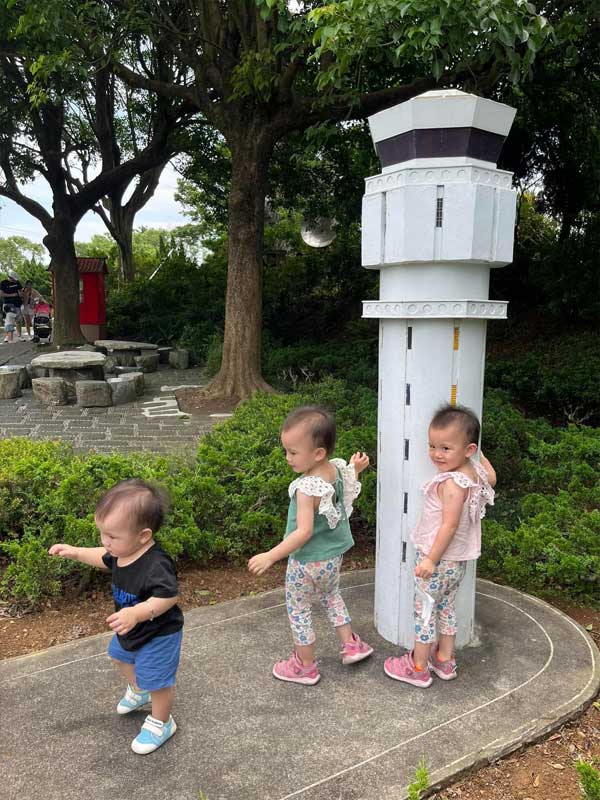台灣桃園小人國主題樂園｜暑假期間只要199起，而且雙寶還不用門票04
雙寶妞及小老虎在桃園龍潭台灣小人國主題樂園的燈塔前合照的照片。這裡的燈塔是樂園的地標之一，也是許多遊客喜歡拍照留念的地方。