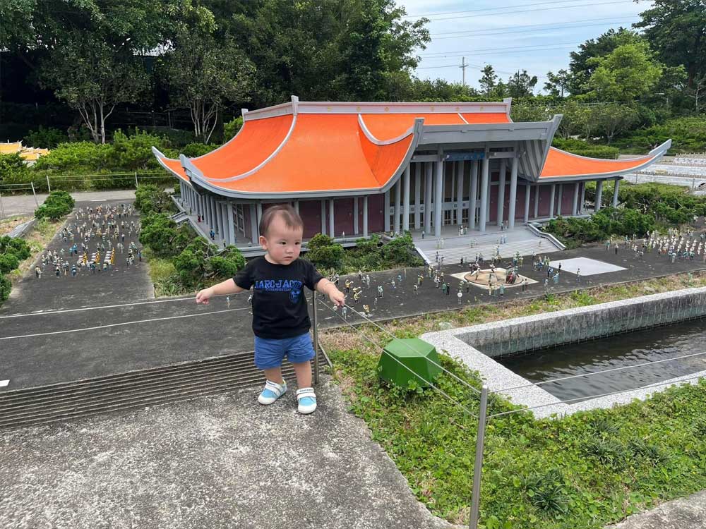 台灣桃園小人國主題樂園｜暑假期間只要199起，而且雙寶還不用門票05
小老虎在桃園龍潭台灣小人國主題樂園的小人國國父紀念館前拍照。這座紀念館是樂園中最重要的歷史建築，透過趣味的方式介紹國父的歷史與貢獻，增加孩子們的歷史認識。