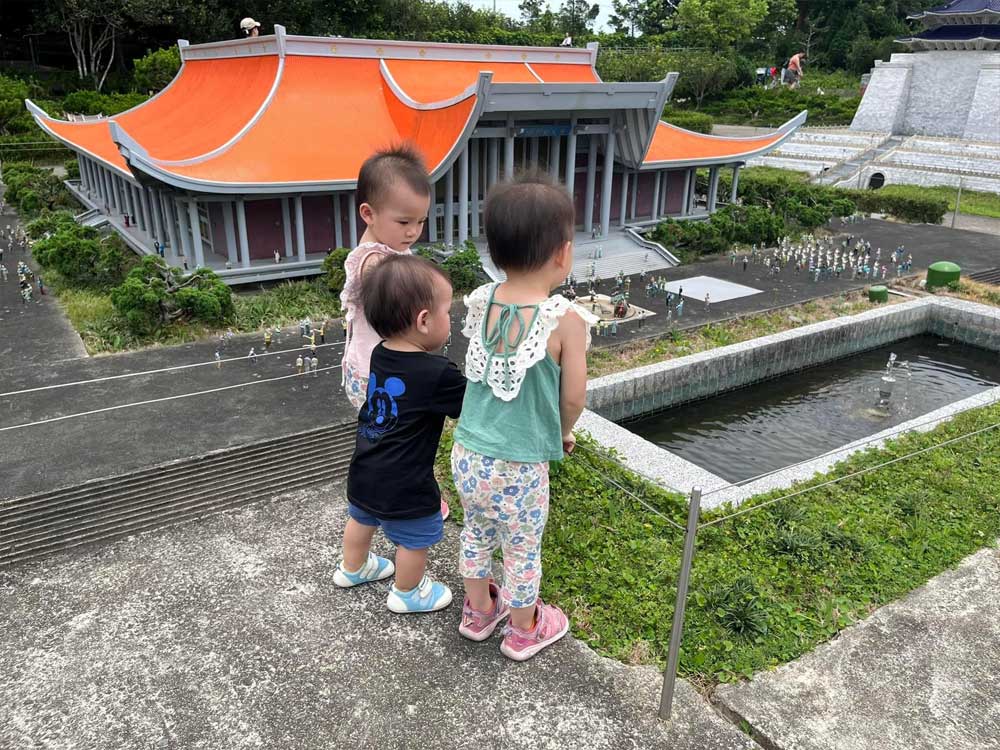 台灣桃園小人國主題樂園｜暑假期間只要199起，而且雙寶還不用門票06
雙寶妞及小老虎在桃園龍潭台灣小人國主題樂園國父紀念館的大水池旁。這裡的大水池有許多活動，如水上劇場、動物餵食等，讓孩子們在玩耍的同時，也能學到新知識。