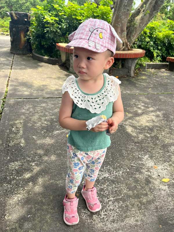 台灣桃園小人國主題樂園｜暑假期間只要199起，而且雙寶還不用門票08
雙寶妞在享用樂園內的美食。桃園龍潭台灣小人國主題樂園內有許多美食攤位，提供各式各樣的美食讓遊客品嘗。02