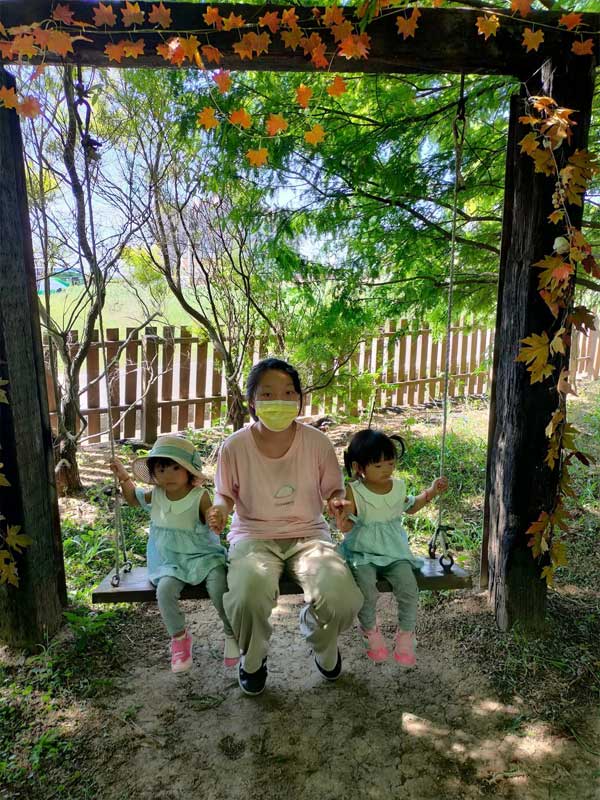 桃園觀音林家古厝休閒農場-古老與現代的完美結合,絕美景點打卡|雙寶甜妞|北投之家推薦桃園景點|北投之家 在這片充滿歷史韻味與自然美態的土地上,今天由北投之家小小代言人【雙寶甜妞-萱萱蓁蓁可愛天地】為您推薦桃園觀音林家古厝休閒農場。擁有豐富的農田風光和古色古香的林家古厝,這裡是遊客和攝影愛好者們的絕美打卡地。夏日的午後,陽光照耀著稻田,金黃一片,彷彿置身於金色海洋。而林家古厝,則完美呈現了台灣傳統建築的魅力,百年古宅在蒼翠綠蔭中矗立,蘊含著深厚的歷史滄桑。這裡不僅有讓人心曠神怡的風光,更有各式各樣的農業體驗活動,讓人們能深度接觸到田野生活的樸實與熱情。帶著您的孩子們來桃園觀音林家古厝休閒農場,給他們一個難忘的體驗,讓他們感受大自然的氣息,親身體驗收穫的快樂,是此行的最大收獲。