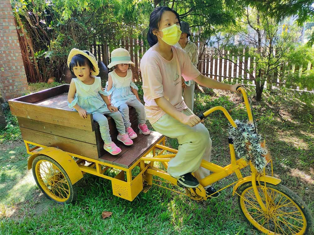 桃園觀音林家古厝休閒農場-古老與現代的完美結合,絕美景點打卡|雙寶甜妞|北投之家推薦桃園景點|北投之家 桃園觀音林家古厝休閒農場|評價心得體驗
北投之家桃園觀音林家古厝休閒農場評價心得體驗,桃園觀音林家古厝休閒農場是我們一致推薦的旅遊景點。在這裡可以度過了一個難忘的夏日午後,深受小朋友們的喜愛。
這個農場充滿了自然風情,四周綠樹成蔭,空氣新鮮,讓人瞬間遠離了城市的喧囂。黃色的小鴨在池塘裡自由自在地游泳,讓人覺得格外的輕鬆愉快。這裡提供的三輪車體驗,也讓孩子們有了不同的遊玩樂趣。他們騎著三輪車,將喜悅與歡笑帶向了農場的每一個角落。
我們非常讚賞林家古厝休閒農場的環境與設施。不僅能讓孩子們親近自然、學習生態知識,同時還有許多獨特的遊樂設施供他們娛樂。
總之,桃園觀音林家古厝休閒農場提供了一個完美的親子活動場所,讓大人和孩子都能找到自己的樂趣。無論是鄉村的風景、豐富的動植物生態,還是各種體驗活動,都讓我們留下了深刻的印象。我們相信,這將是我們家庭的常訪之地,並會推薦給其他的親朋好友。