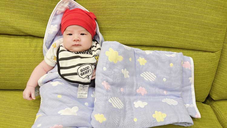 2023年最夯的新生兒送禮推薦-送新手媽媽禮物，朋友孩子出生不再手忙腳亂｜北投之家13

新生兒送禮推薦的注意事項和選擇技巧

選購新生兒送禮推薦時，大家往往都希望能夠挑選到最完美的禮物，但如何才能真正挑到合適的呢？在選擇送新手媽媽禮物時，考慮以下小撇步：

選擇實用性高的商品：考慮新手媽媽和寶寶日常生活中真正會使用到的產品。

考慮媽媽的喜好：當朋友孩子出生送禮時，不僅要考慮到寶寶，也要考慮到媽媽的感受。

選擇無刺激的產品：避免含有化學成分或香精的產品，選擇天然、安全的產品。

著重品質而非價格：新生兒的肌膚非常嬌嫩，因此選擇質量好的產品尤為重要。

避免常見的選購陷阱：不要只追求外觀精美或品牌效應，真正的好禮物是既實用又能展現真心的。

朋友孩子出生送禮的心得分享：從新手媽媽角度出發

一位新手媽媽，她分享了自己收到的新生兒送禮推薦心得。當朋友孩子出生送禮時，她最希望能收到實用的日常用品。她表示：“我最喜歡的是那些送新手媽媽禮物，那些真正考慮到我和寶寶需要的。”例如，嬰兒床寢具組、小孩的床上用品，或是能幫助晚上不睡覺的小孩睡眠。這些都是新生兒送禮推薦中，最能得到新手媽媽們好評的。