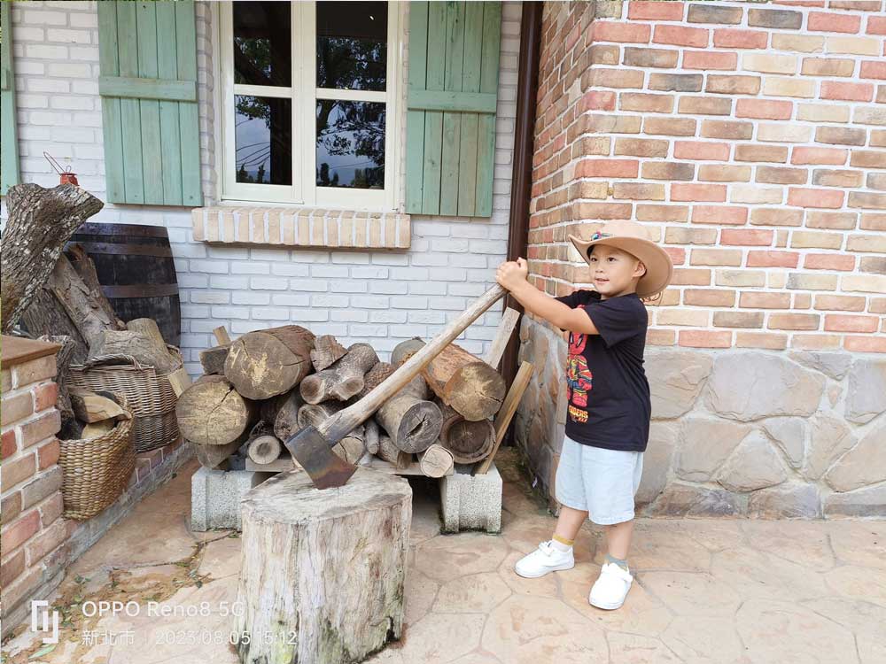 新北三芝牛仔莊園-發現三芝親子景點的樂趣,親子樂趣無窮|豬弟弟|北投之家分享寶寶喜悅|北投之家 新北三芝牛仔莊園|發現三芝親子景點的樂趣,親子樂趣無窮03
新北三芝牛仔莊園不僅有豐富的遊樂設施,也設計了許多特色的攝影點。你可以看到,豬弟弟正在試著模仿砍柴的動作,以此來體驗牛仔生活。這裡的每一個角落都充滿了驚喜和樂趣,無論是大人或小孩,都能在這裡找到自己的快樂。