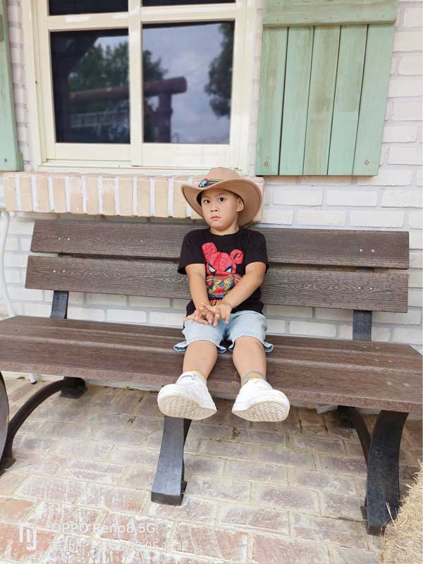 新北三芝牛仔莊園-發現三芝親子景點的樂趣,親子樂趣無窮|豬弟弟|北投之家分享寶寶喜悅|北投之家 新北三芝牛仔莊園|發現三芝親子景點的樂趣,親子樂趣無窮04
在新北三芝牛仔莊園,你能找到各種讓人忍不住拿起相機,想要記錄下這一刻的美麗景點。就像這張照片,豬弟弟坐在一張經過精心設計的椅子上,臉上滿是酷酷的神情。不僅如此,這裡還有許多獨特且充滿特色的裝飾和設施,讓你在遊玩的同時,也能拍下一些獨特的照片,記錄下美好的回憶。