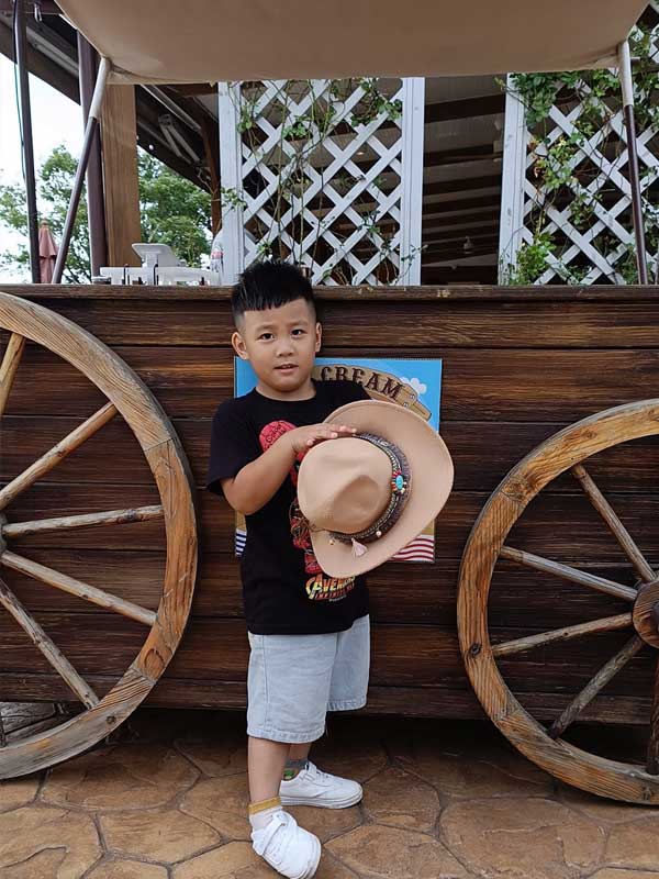 新北三芝牛仔莊園-發現三芝親子景點的樂趣,親子樂趣無窮|豬弟弟|北投之家分享寶寶喜悅|北投之家 新北三芝牛仔莊園|評價心得體驗01
新北三芝牛仔莊園是一個充滿歡樂和驚喜的地方。從豬弟弟與冰淇淋車的合照,可以看出他在這裡度過了一段快樂的時光。冰淇淋車的設計獨特,彷彿讓人回到了美國西部的年代,這裡的每一個角落都充滿了驚喜和歡樂。