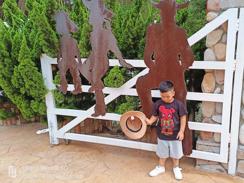 新北三芝牛仔莊園-發現三芝親子景點的樂趣,親子樂趣無窮|豬弟弟|北投之家分享寶寶喜悅|北投之家 新北三芝牛仔莊園|評價心得體驗02
此外,新北三芝牛仔莊園的另一個特色就是其美麗的自然風光。看著豬弟弟在這個美麗的場景中自在的玩耍,我們可以感受到他的快樂和自由。這裡的每一寸土地都被精心照顧,讓來到這裡的每一個人都能感受到大自然的美麗和寧靜。
