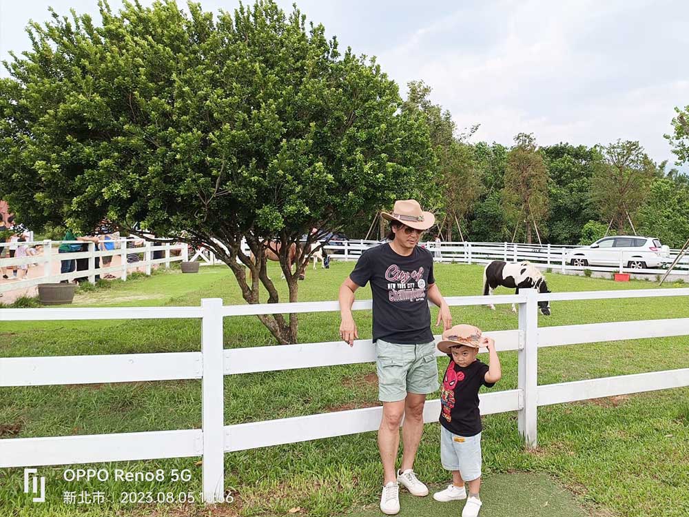 新北三芝牛仔莊園-發現三芝親子景點的樂趣,親子樂趣無窮|豬弟弟|北投之家分享寶寶喜悅|北投之家 新北三芝牛仔莊園|評價心得體驗03
在新北三芝牛仔莊園,不僅小孩能找到樂趣,大人也能在這裡度過一段愉快的時光。你可以看到,豬弟弟和爸爸正在莊園中合影,他們臉上洋溢的笑容,足以證明他們在這裡的快樂時光。無論是大人還是小孩,都能在這裡找到自己的樂趣,度過一段美好的時間。