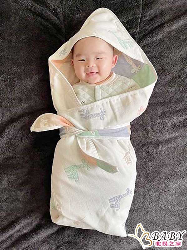 視覺心理效果-嬰兒包巾的色彩能安撫寶寶防止驚嚇｜北投之家寶寶用品11
寶寶包巾色彩對孩子的影響11

白色嬰兒包巾

北投之家精選的白色嬰兒包巾，以其純淨和平靜的特質，為新生兒帶來了一種獨特的安撫效果。白色不僅是最基本且純粹的顏色，也是新生兒最能感應到的顏色之一，讓他們在一個安心且舒適的環境中安然入睡。北投之家的這款白色紗布包巾特別適合在寶寶睡眠時使用，因為它能夠模擬子宮中的感覺，為寶寶提供一個安全和熟悉的睡眠空間。此外，獨特的白色懶人包巾包法讓忙碌的家長更加方便快捷地使用，同時綁帶設計的包巾更能有效地包裹寶寶的小手，防止因自我驚嚇反射而影響睡眠。