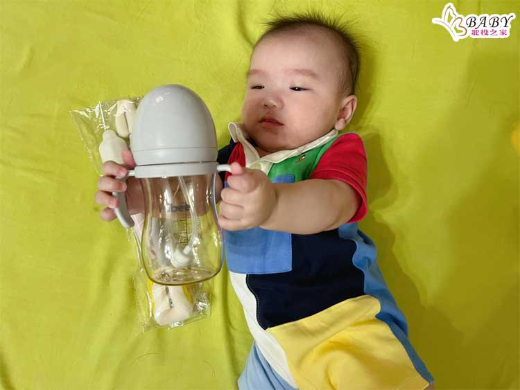 最重要的是奶瓶重量輕巧，方便寶寶自行握持，也很適合外出時攜帶。畢竟帶小孩出門，需要準備的東西就已經一堆了
