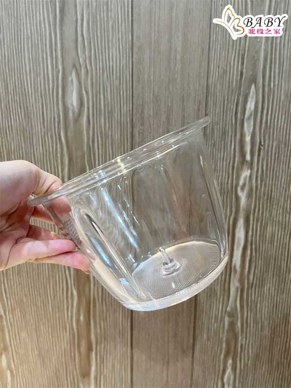 HIKUMO日云家電四刀刃食物調理機 HKM-FC0301的玻璃碗是做透明厚玻璃材質，還有1200ml大容量設計，附的玻璃碗防滑墊可一起使用，能避免在料理食材時杯身滑動。玻璃碗大容量這點就蠻吸引我，因為之前幫大寶做副食品時，是用攪拌棒下去做的，攪拌杯容量比較小，有時候同一種菜就必須分成兩次下去攪碎，比較耗費時間。
安全卡榫保護設計，只要把杯蓋與主機對準扣緊，方可啟動運轉，讓人使用起來更安心。