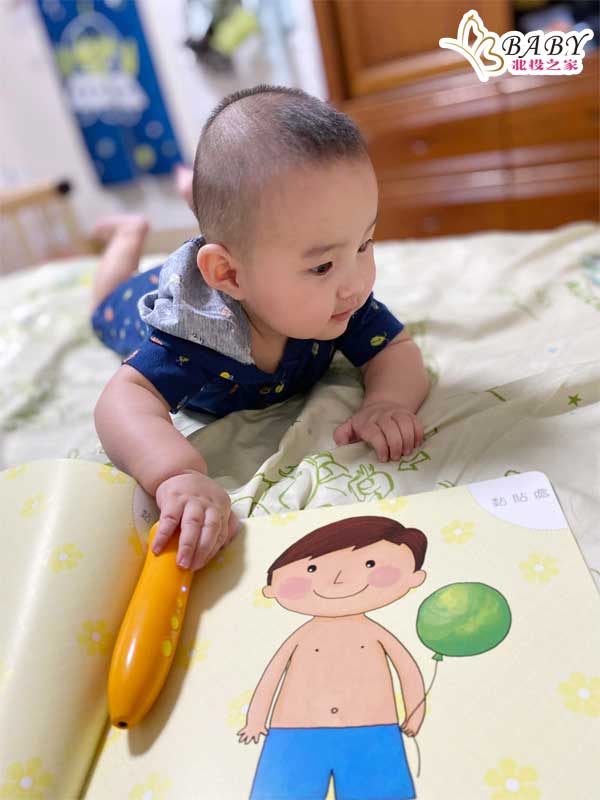 全國兒童美語月刊|GoforEnglish-在書本的最後面呈現的是多元感官互動的學習內容:有翻書設計的(翻開圖卡會有相對應的英文)、轉盤設計的(轉動輪盤找到對應的東西)、貼貼紙設計的。藉以訓練小寶貝們的感官,動動他們的小手,讓他們在感官訓練中學習英文,便是一舉兩得! 全國兒童美語月刊|GoforEnglish-在書本的最後面呈現的是多元感官互動的學習內容:有翻書設計的(翻開圖卡會有相對應的英文)、轉盤設計的(轉動輪盤找到對應的東西)、貼貼紙設計的。藉以訓練小寶貝們的感官,動動他們的小手,讓他們在感官訓練中學習英文,便是一舉兩得!