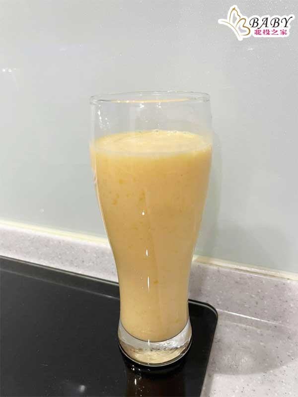 喜歡冰冰涼涼也可以加一些冰塊🧊按壓啟動，好喝的芒果牛奶就完成囉！