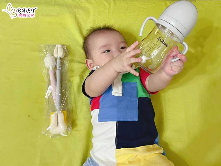 Hibee奶瓶瓶蓋螺旋加高設計，可防止寶貝輕易轉開，瓶身好抓握符合人體工學