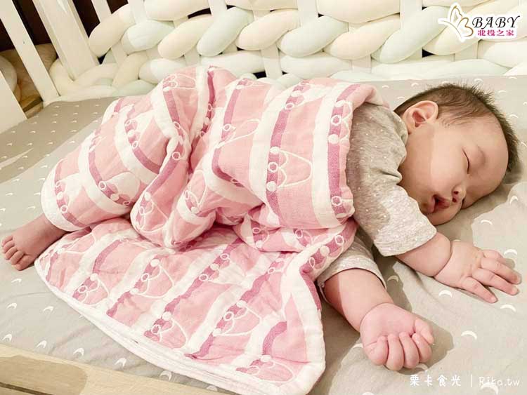 心理學色彩專家指出，兒童被子的顏色對寶寶睡眠品質有幫助｜北投之家寶寶用品知識12
兒童被子顏色對寶寶在心理的感受12

粉色兒童被子：創造溫馨愉快的睡眠環境

粉紅色擁有安撫及鎮靜的特性，非常適合營造一個溫馨且愉悅的睡眠環境。北投之家的粉色兒童被子系列，如粉雲彩與粉狗狗主題，不只為孩子的空間增添一抹柔和色彩，更象徵著家的溫暖與父母的深情，讓孩子在每一個夜晚都感受到滿滿的愛與關懷。