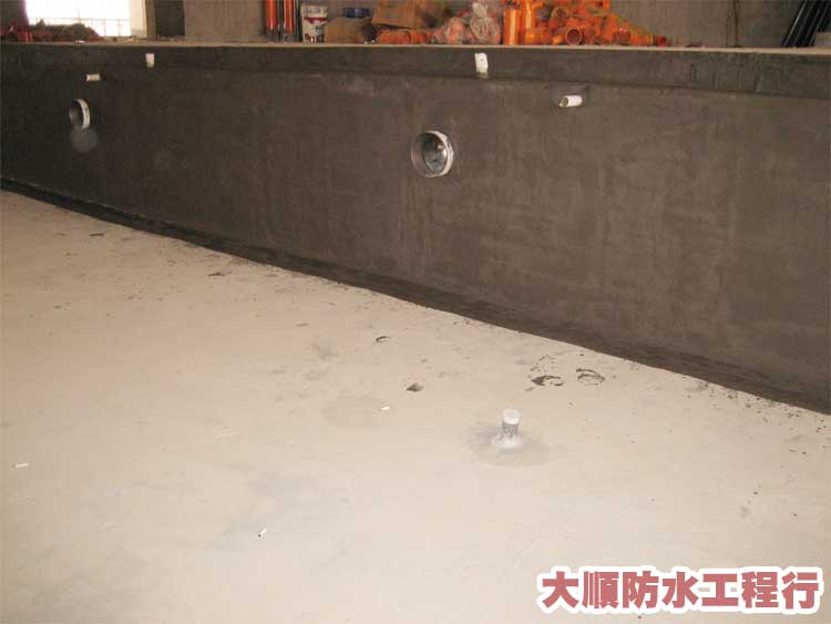 游泳池PU防水施工流程

4.牆面全面塗佈彈性水泥第二道防水
