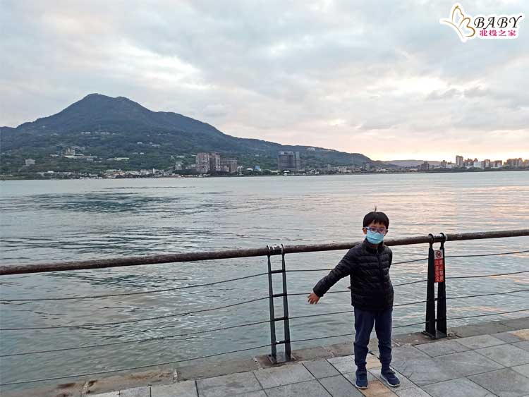 2023新北親子景點推薦｜9個孩子的玩樂天堂-寓教於樂，還能學習生活知識｜北投之家推薦新北景點01
新北親子景點推薦1：淡水區－淡水老街

淡水老街是新北親子景點的代表，這裡滿滿的人文風情和美食，讓您和孩子都能盡情享受。不論是逛街買紀念品，還是嚐試各種美食，如阿給、魚丸湯等，都能讓你感受到淡水獨特的魅力。此外，老街周邊還有許多藝術和文化景點，如淡江中學、紅毛城、真理大學等，寓教於樂，值得一遊。