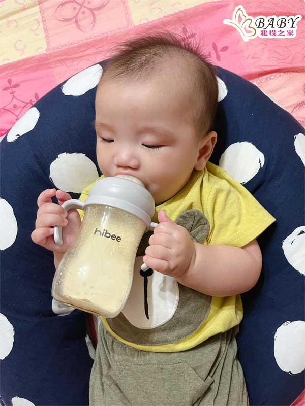 因為ppsu韓國奶瓶不用怕摔破～而且瓶身非常的輕，對於可以自己抓握喝ㄋㄟㄋㄟ的寶寶來說，握持奶瓶也比較不吃力喔！因為重量比玻璃奶瓶輕很多，也不用怕寶寶沒拿好奶瓶掉下去
