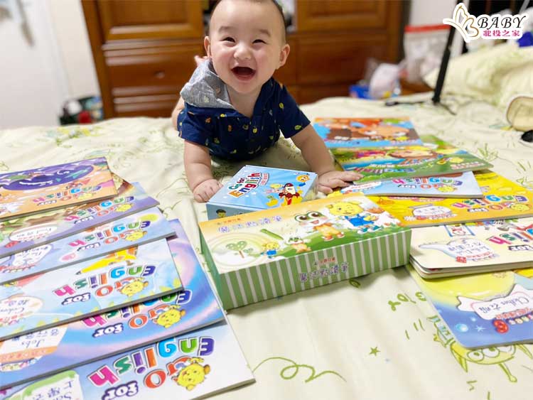 全國兒童美語月刊|GoforEnglish-CD盒外包裝小巧玲瓏,裡面的CD包裝也是做的很精緻,讓強森看了目不轉睛,開心極了! 全國兒童美語月刊|GoforEnglish-CD盒外包裝小巧玲瓏,裡面的CD包裝也是做的很精緻,讓強森看了目不轉睛,開心極了!