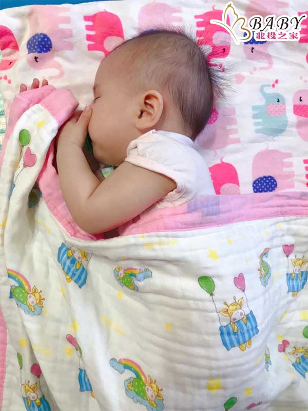 粉色寶寶被子-嬰兒床單顏色心理學

粉色寶寶被子是北投之家嬰兒床單系列中的一款產品，以優質純棉材料製成，安全無憂。粉色是一種柔和、溫暖、溫馨的顏色，是嬰兒床單中最受歡迎的顏色之一。根據床單顏色心理學的原理，粉色嬰兒床單顏色心理學能夠給人帶來安全感、減輕焦慮和緊張情緒，選擇粉色的寶寶棉被，不僅能夠為寶寶打造一個溫馨、舒適的床上環境，還能夠促進寶寶的情感發展和成長。