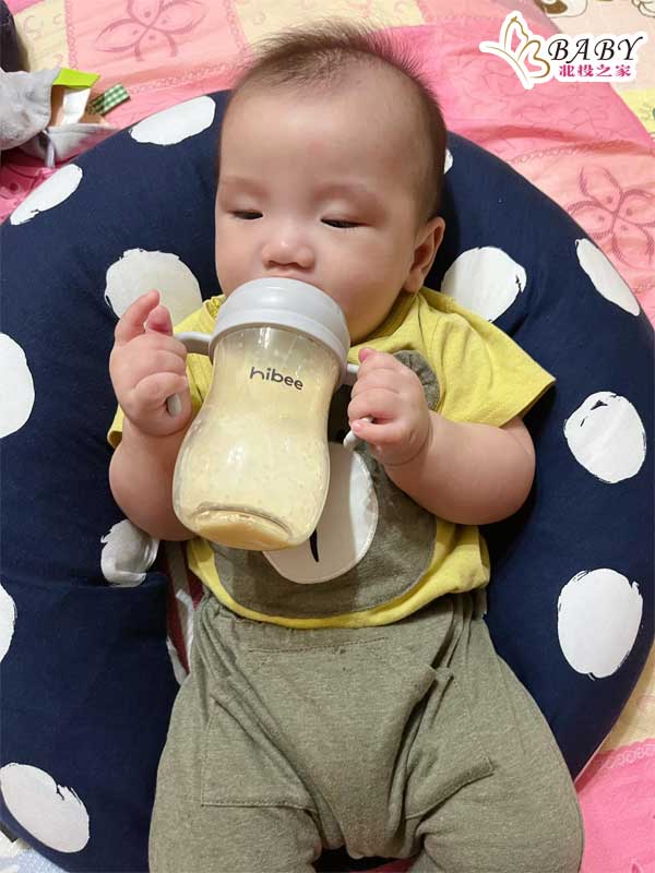 配件把手可以讓寶寶自己拿著喝奶瓶，能解放媽媽的雙手！真的很棒呢