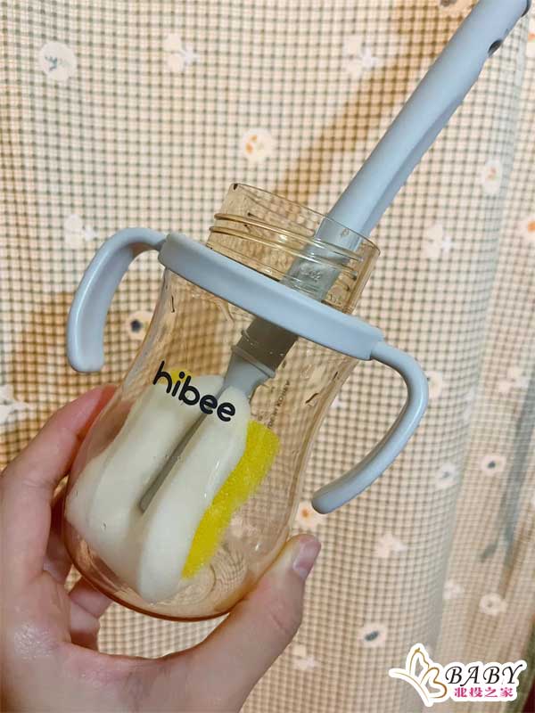寶寶奶瓶寬口設計，讓媽媽在泡奶裝奶粉時比較不會撒出來，洗奶瓶時也不會卡卡不好清洗