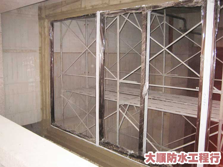 窗框防水施工流程

2.窗框牆面30公分寬使用VAE樹脂防水水泥砂漿塗裝防水第一道
