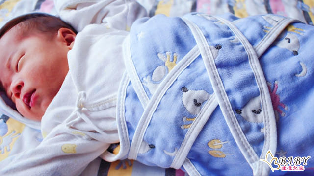 你知道包巾對新生兒很重要嗎?北投之家初生bb包巾，可幫新生兒調節溫度，讓寶寶不需要穿太多層衣服｜北投之家寶寶用品01

首先，包巾能夠提供給寶寶必要的支撐。你知道嗎？新生兒的頸部和身體等部位還未完全發育成熟，非常脆弱。而初生bb包巾的設計能夠給予寶寶軟軟的身體和頭部所需的支撐，減少晃動的情況，讓寶寶更舒適和安全。

另外，這款包巾還能夠幫助調節寶寶的體溫。你有沒有發現，寶寶在保持適宜的體溫方面相對較困難？別擔心！初生bb包巾的材質和設計可以幫助調節寶寶的體溫，讓他們感到舒適而不必穿著過多的衣物。只需穿上包屁衣和尿布，再加上初生bb包巾，就能讓寶寶感到舒適，不再過熱。

對於新手爸媽來說，北投之家初生bb包巾絕對是必備的寶寶用品。它不僅提供給寶寶所需的支撐和舒適，還能幫助調節體溫，讓你的寶寶在成長的過程中感到愛與關懷。