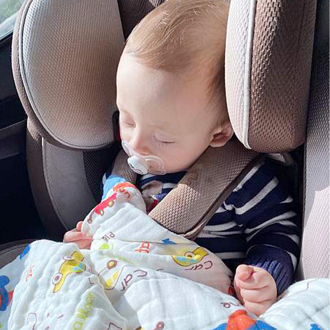 車上開著冷氣對睡著的孩子來說感覺較涼-北投之家車用小被子，讓孩子不易著涼感冒｜北投之家寶寶用品