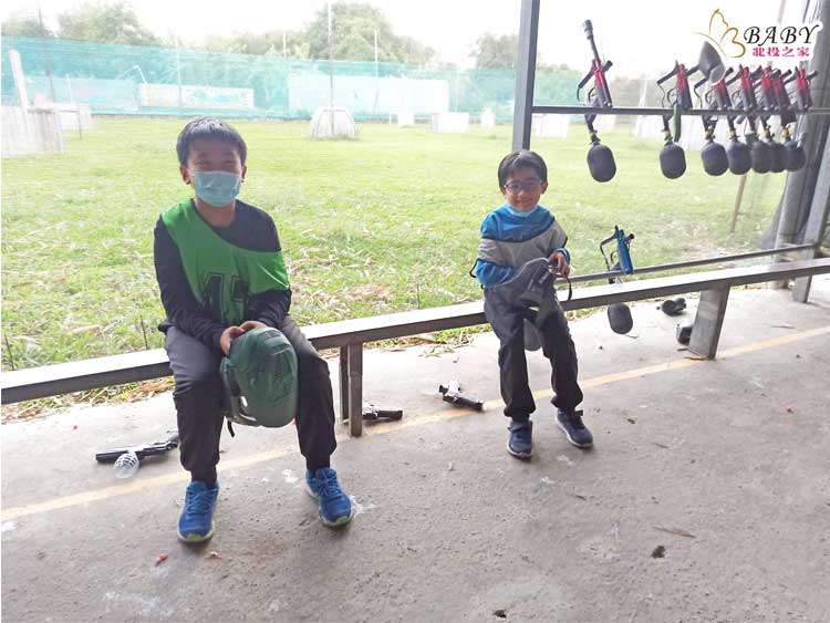 2023桃園親子景點推薦｜想和孩子共度美好時光？看這裡！8個桃園家庭旅遊新選擇｜北投之家推薦桃園景點14
桃園親子景點推薦4：大溪區－獵鷹漆彈生活營

桃園獵鷹漆彈生活營這是一個讓人興奮的桃園親子景點，尤其適合喜歡戶外活動的家庭。這裡有各種不同難度的漆彈對戰區域，讓您和孩子能夠在遊玩的過程中增進親子關係，一同體驗刺激和樂趣。在獵鷹漆彈生活營，您不僅能享受戶外的新鮮空氣，還能感受到激情四溢的對戰樂趣

閱讀更多👉👉 桃園大溪戶外景點｜獵鷹漆彈生活營-水晶彈對戰，增加親子互動的好去處

營業時間：08:30-17:00(週一至週日)，天氣不佳請先去電預約
☎️電話：(03)388-8855
🏡地址 : 335桃園市大溪區康莊路三段425之1號