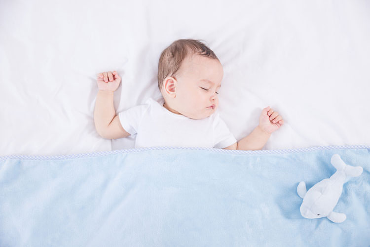 寶寶發燒症狀有哪些?嬰兒體溫幾度才算發高燒?北投之家分享如何照顧發燒寶寶｜育兒知識04
寶寶半夜睡覺發燒要叫醒餵藥嗎?

一般寶寶發燒，睡著是不需要叫特別叫醒餵藥的。用了退燒藥也可能發燒不退、或反覆發高燒，退燒後又再燒起來。但若嬰兒發高燒體溫超過39度則需要叫醒吃藥，嚴重時需要立刻就醫。

寶寶發燒怎麼辦?如何照顧?

發冷期：適當保暖
手腳冰冷、發抖等，應增加保暖寶寶衣服的穿著、保暖寶寶被等，適當的保暖身體

發熱期：防止脫水
多喝水補充水份，防止寶寶脫水

退熱期：補充營養
增加營養、熱量的攝取，補足汗流浹背，流失體力的孩子

若是您的寶寶很怕熱、會踢被，非常推薦北投之家透氣舒適寶寶棉被，幫助寶寶解決悶熱的困擾，