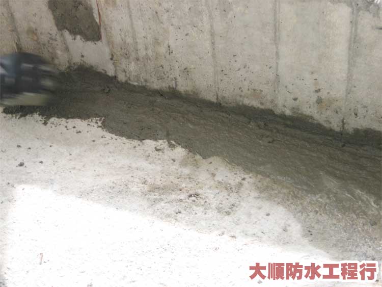 前後陽台防水施工流程

3.管邊90度角使用VAE樹脂防水水泥砂補強。
