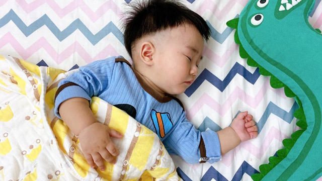 您是否有過這樣的經歷？只要夜深人靜，小寶貝便開始在床上翻來覆去，不停地掙扎，讓人一夜無法安眠。您疲憊而又無奈，明明為他們準備了舒適的睡境，為何還是無法入睡？

問題可能出在您未曾注意的地方。一條適合的被子，可以說是確保寶寶睡眠質量的首要條件。如果被子過厚或材質不佳，很可能會讓寶寶感到悶熱不適，無法安穩入睡。相反，一條輕薄透氣的舒適小被被，就能適時地為寶寶排除多餘的體溫，讓他們在溫暖而又舒適的環境中熟睡。

那麼，如何選擇一條好的寶寶被呢？這時候，您就需要北投之家的小被被。我們的被子是針對寶寶特殊的生理需求所設計，材質輕薄透氣，不會讓寶寶感到壓迫或悶熱。這讓寶寶可以在溫馨舒適的環境中享受一夜好眠，而媽媽們也能因此放心安眠。

為了您和寶寶的安心睡眠，選擇北投之家的輕鬆入睡小被被吧！我們的產品，讓您的寶寶每晚都能擁有最甜蜜的夢。