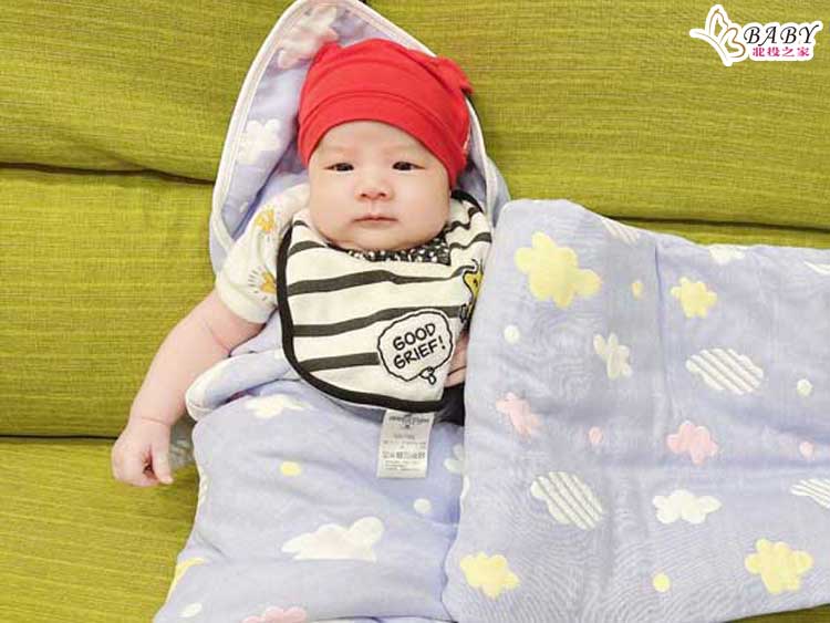 視覺心理效果-嬰兒包巾的色彩能安撫寶寶防止驚嚇｜北投之家寶寶用品14
寶寶包巾色彩對孩子的影響14

如果孩子容易哭鬧，更需要來一條北投之家藍色紗布包巾。
藍色嬰兒包巾

北投之家的藍色嬰兒包巾，以其平靜且舒緩的色彩，為寶寶提供了一個放鬆和愉悅的睡眠環境。藍色的調性常被聯想到廣闊的藍天和平靜的海洋，這種視覺效果能夠給予寶寶一種寧靜和舒適的感覺，特別適合在寶寶哭鬧或不安時使用。北投之家的藍色紗布包巾不僅在視覺上提供了舒緩效果，其材質的柔軟和透氣性也保證了寶寶的舒適度，有助於減少寶寶的哭鬧行為，穩定他們的情緒。這款包巾是為那些尋求安撫和穩定孩子情緒的家庭而設計的，能夠幫助寶寶在一個平和且愉悅的環境中更好地放鬆和休息。
